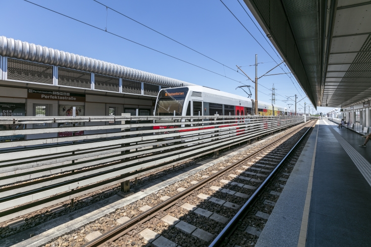 Die Linie U6 in der Station Perfektastraße