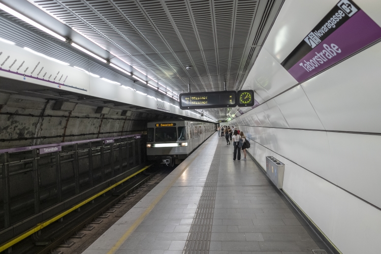 Die Linie U2 in der Station Taborstraße Fahrtrichtung Seestadt