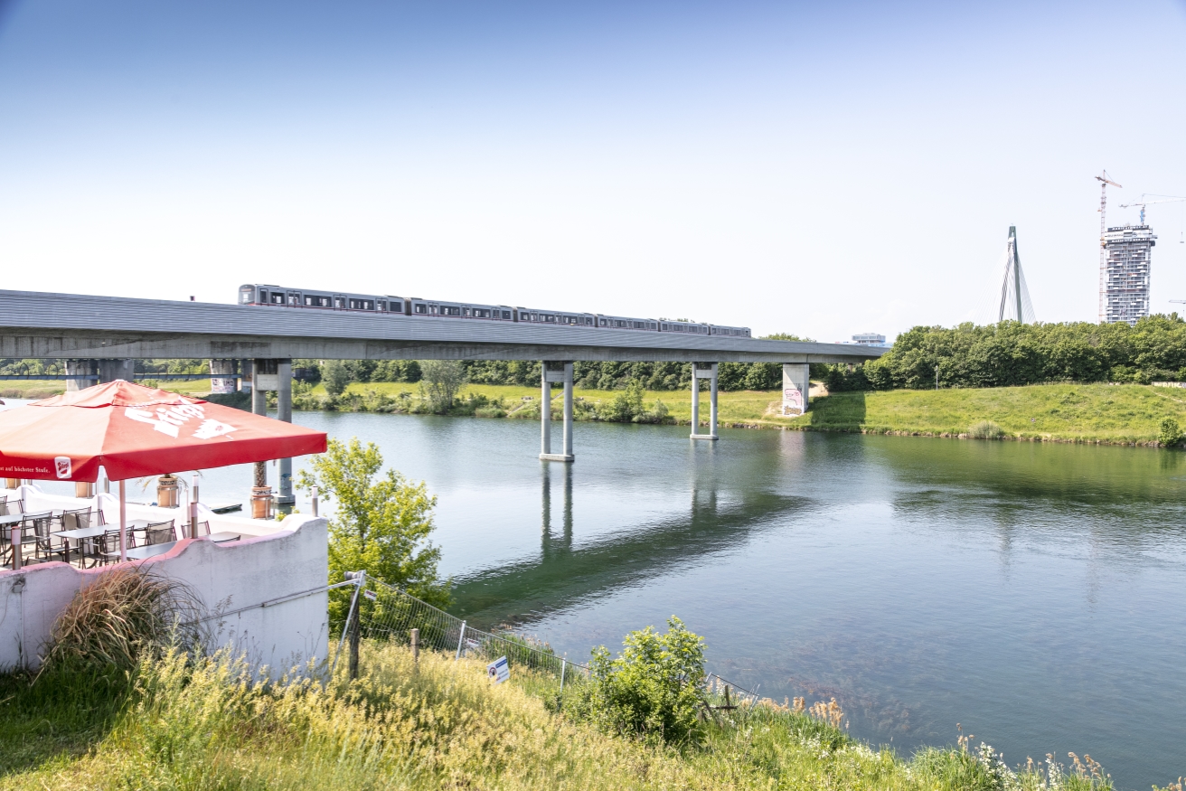 Die Linie U2 nach der Station Donaustadtbrücke