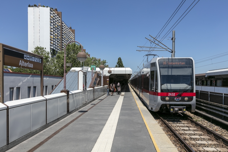 Die Linie U6 in der Station Alt Erlaa Fahrtrichtung Siebenhirten