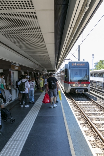 Die Linie U6 in der Station Alt Erlaa