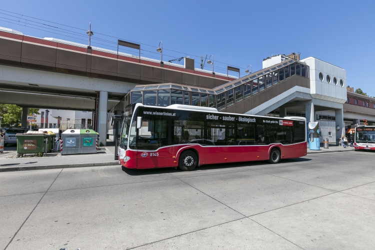 U6 Station Alt Erllaa mit Autobus