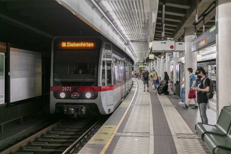 Die Linie U6 in der Station Längenfeldgasse