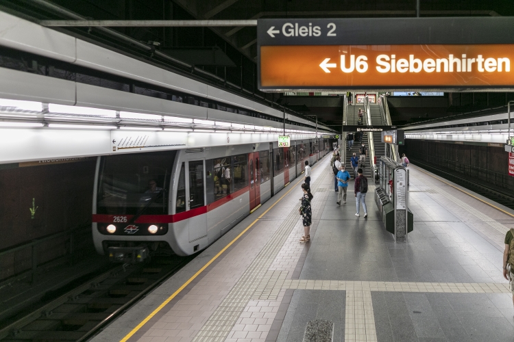 Die Linie U6 in der Haltestelle Niederhofstraße