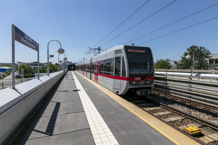 Die Linie U6 in der Station Perfektastraße