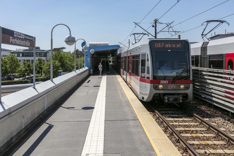 Die Linie U6 in der Haltestelle Perfektastraße Fahrtrichtung Floridsdorf