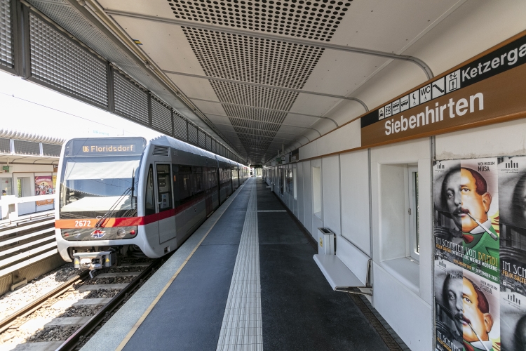 Die Linie U6 in der Station Siebenhirten Fahrtrichtung Floridsdorf