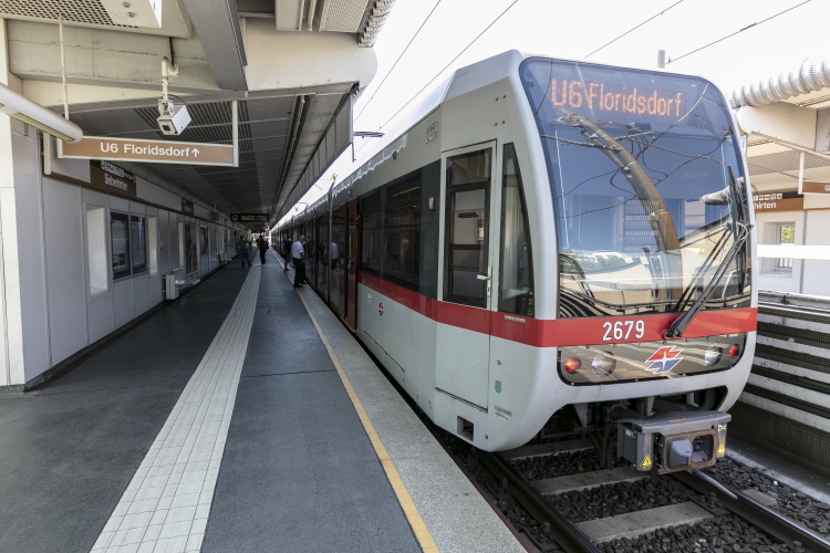 Die Linie U6 in der Station Siebenhirten