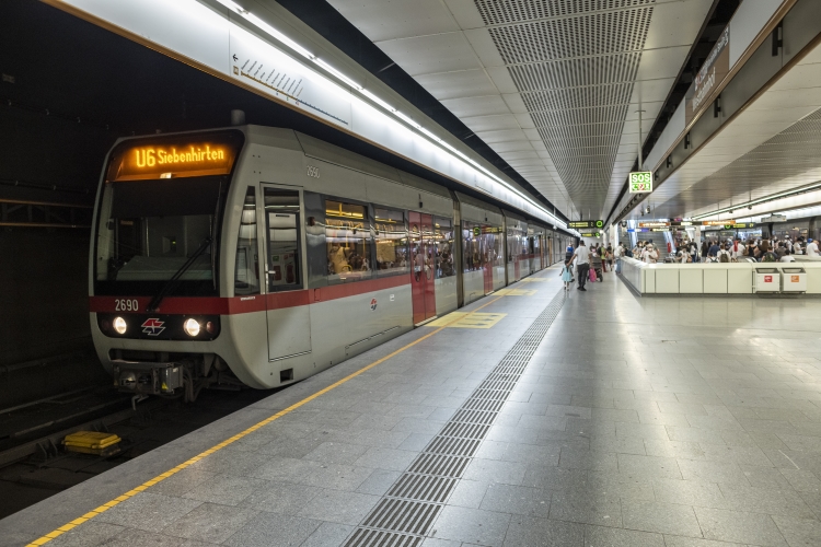 Die Linie U6 in der Haltestelle Westbahnhof