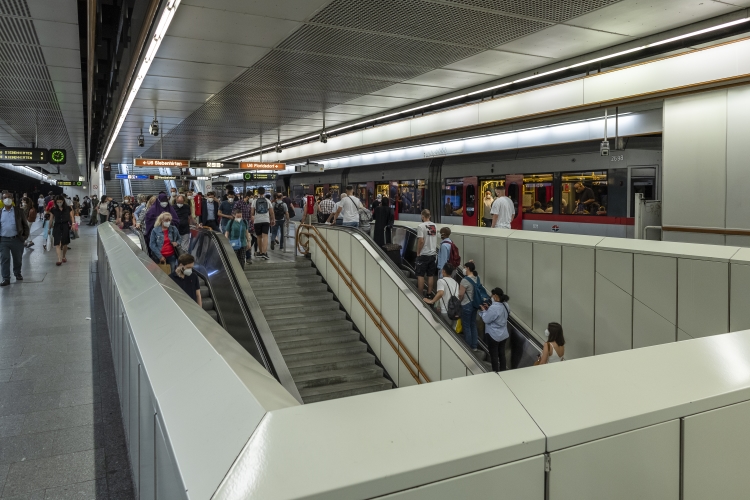 Haltestelle Westbahnhof mit Stiegen und Rolltreppe