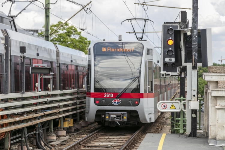 Die Linie U6 kurz nach der Station Währinger Straße Volksoper