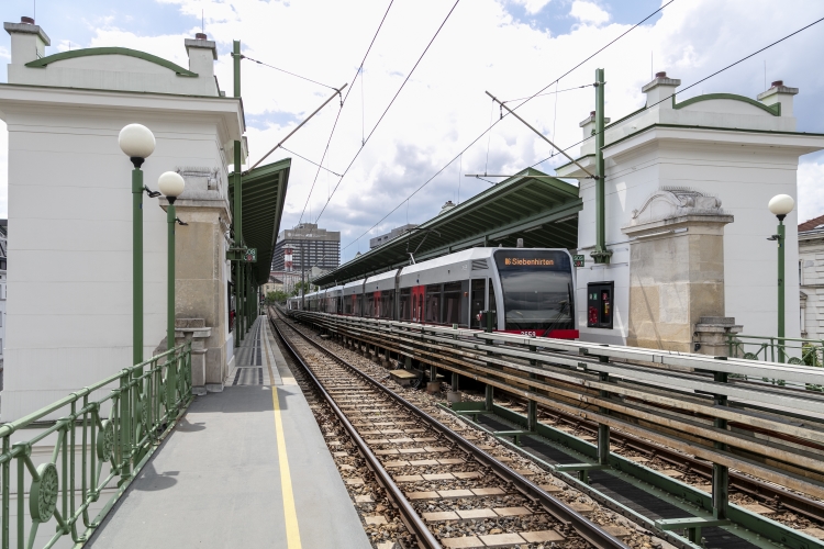 Die Linie U6 in der Station Längenfeldgasse