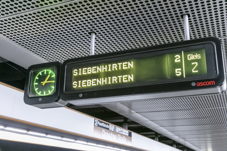 Anzeigetafel für die Zugsfolge in der Haltestelle Dresdnerstraße der Linie U6