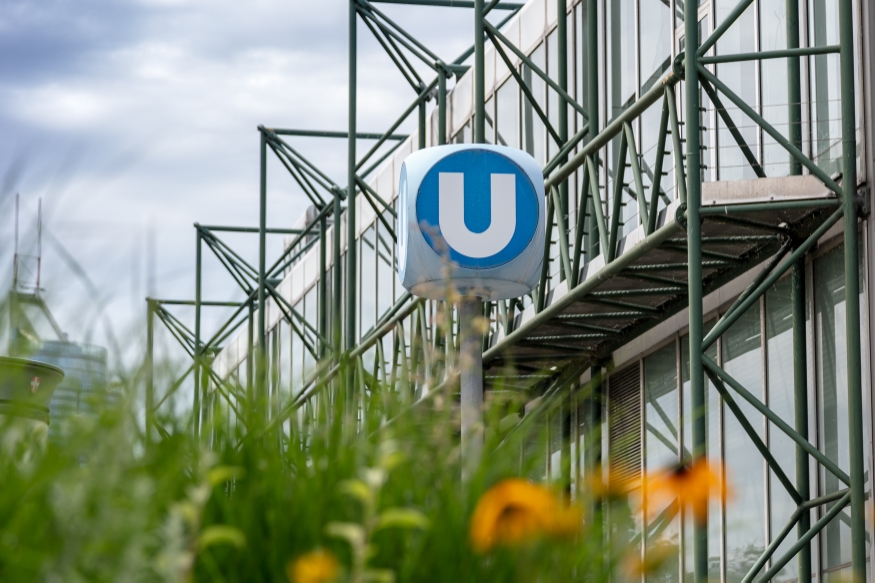 U-Bahn Würfel bei der Station Neue Donau