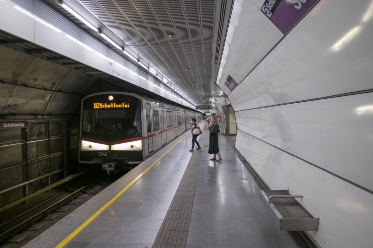 Die Linie U2 in der Station Schottenring Fahrtrichtung Seestadt