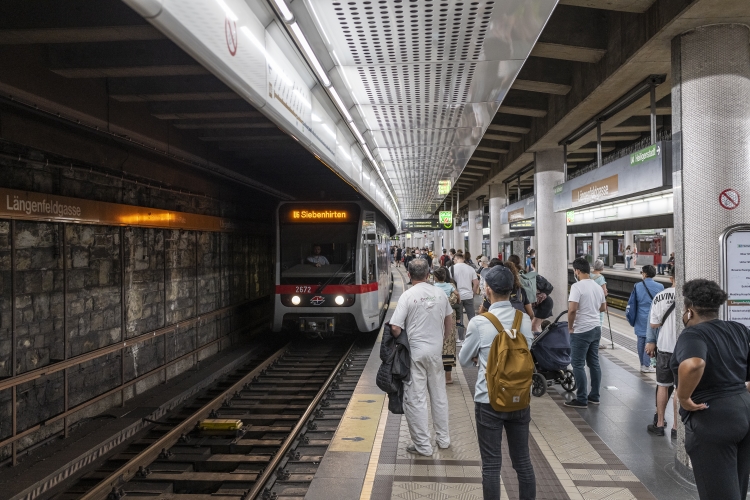 Die Linie U6 in der Haltestelle Längenfeldgasse