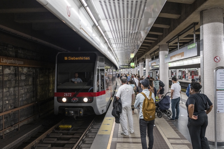 Die Linie U6 in der Haltestelle Längenfeldgasse