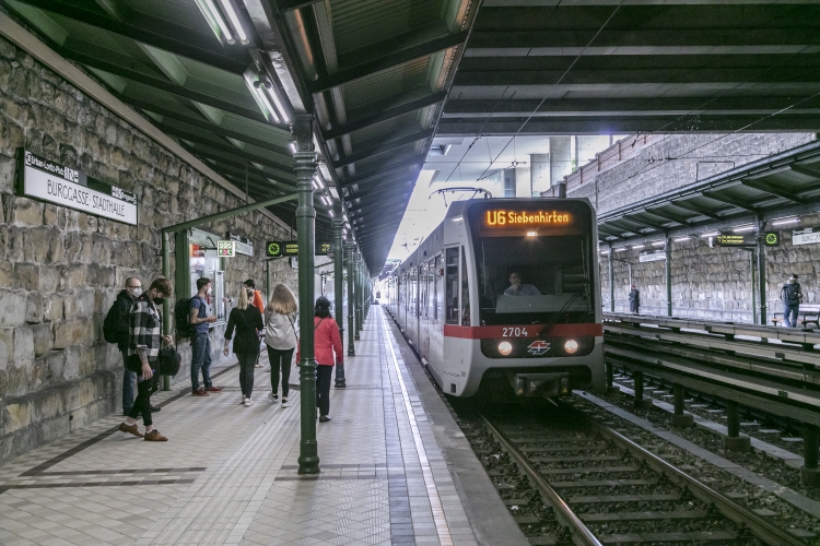 Die Linie U6 in der Station Burggasse Fahrtrichtung Siebenhirten