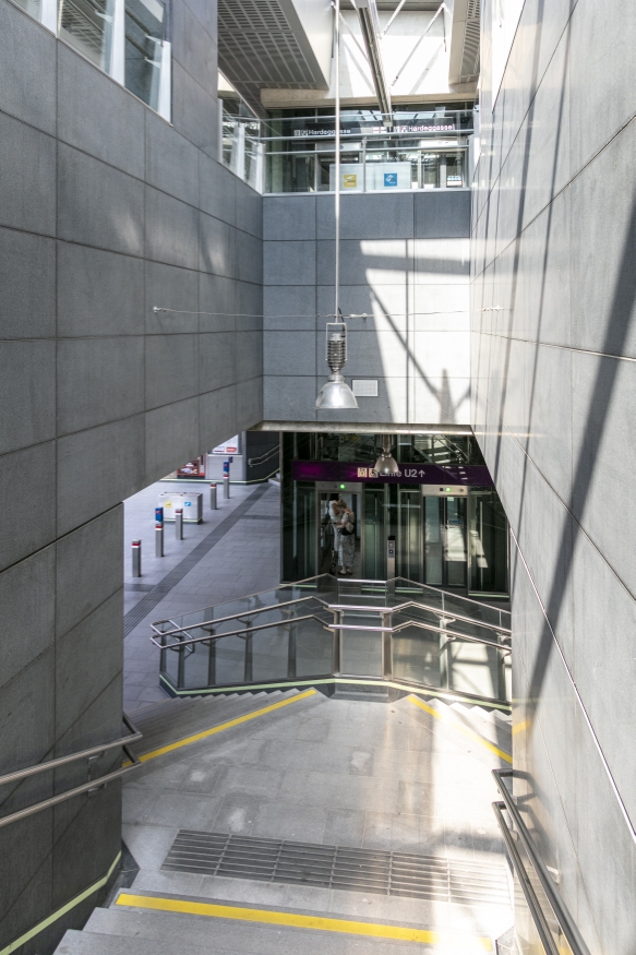 Stiegenaufgang in der U2 Station Hardeggasse 