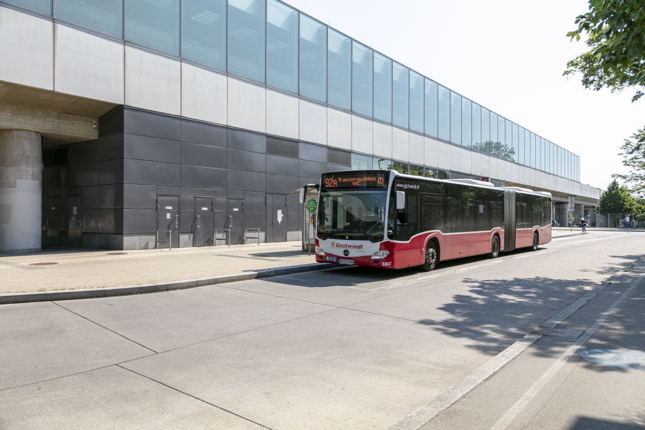 U-Bahn Station U2 Hardeggasse mit Bus der Linie 92A