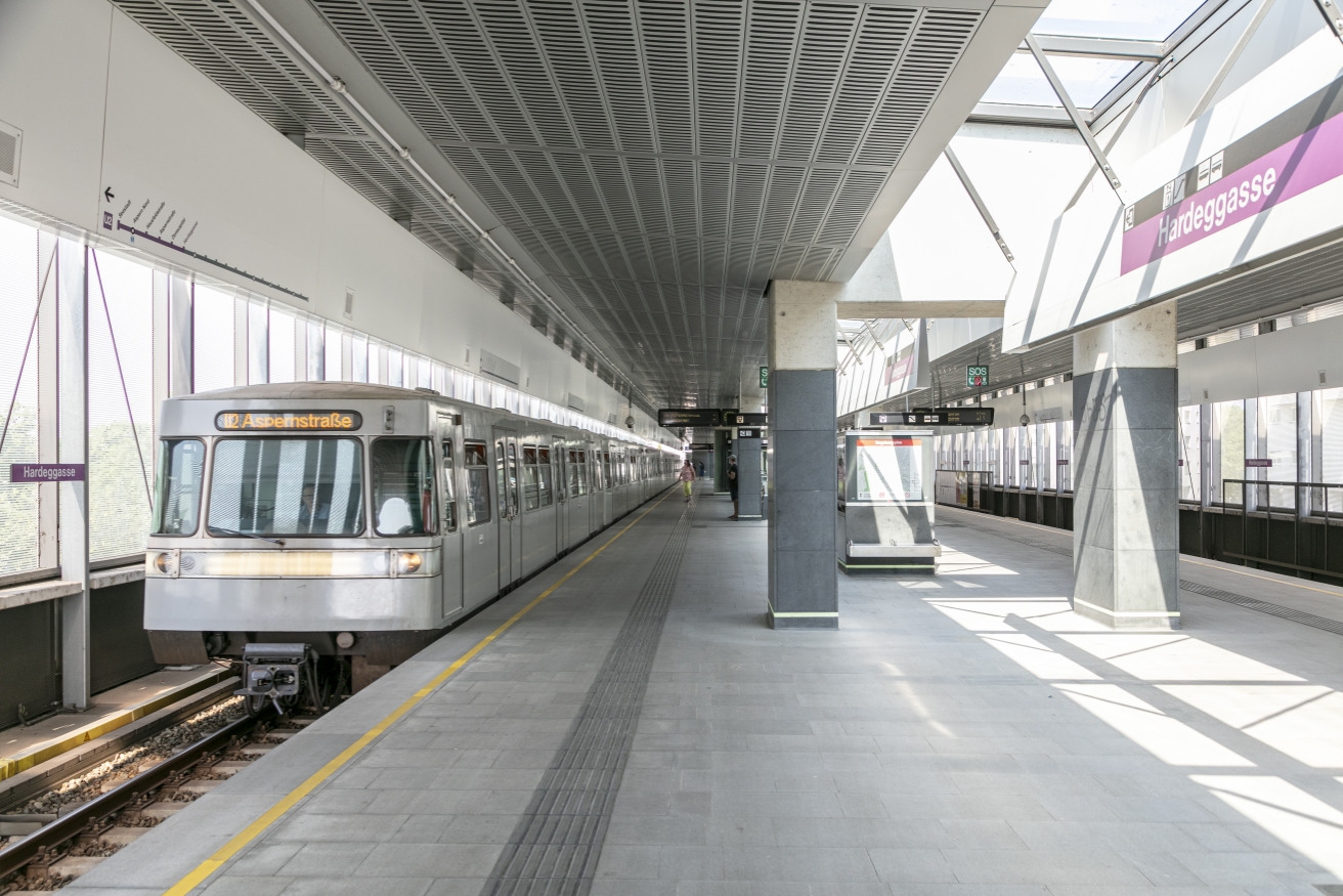 Die Linie U2 in der Station Hardeggasse in Fahrtrichtung Aspernstraße