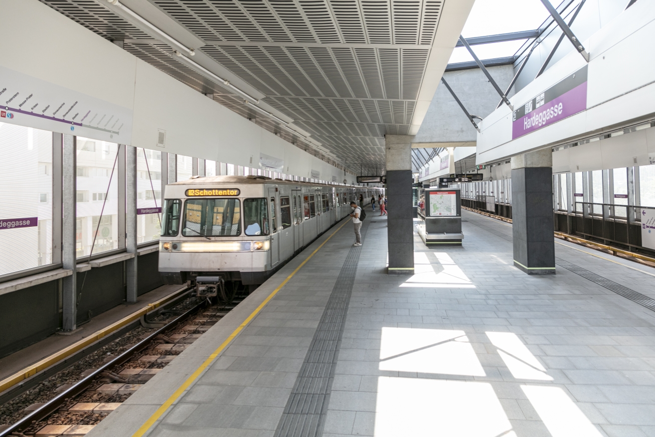 Die Linie U2 in der Station Hardeggasse in Fahrtrichtung Schottentor