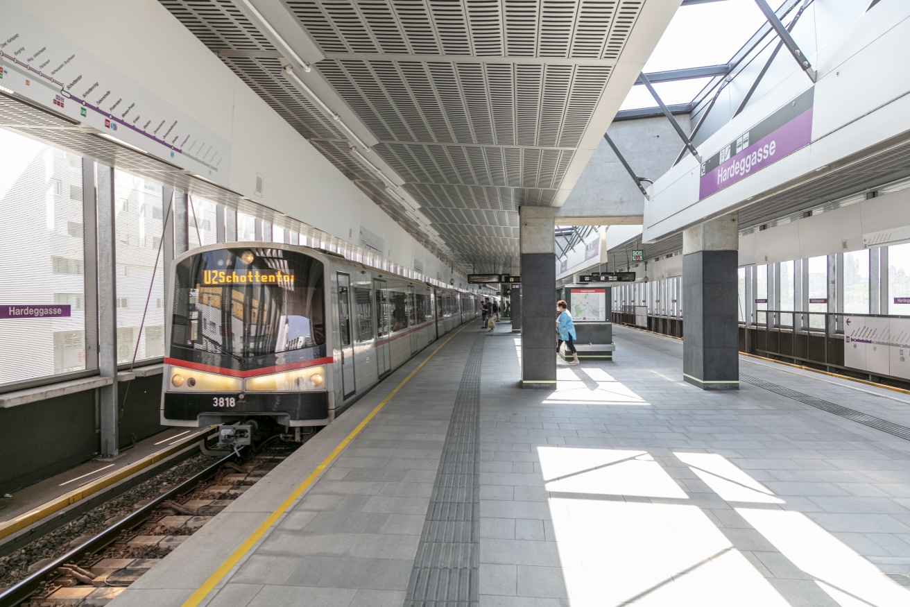 V-Wagen der Linie U2 in der Station Hardeggasse