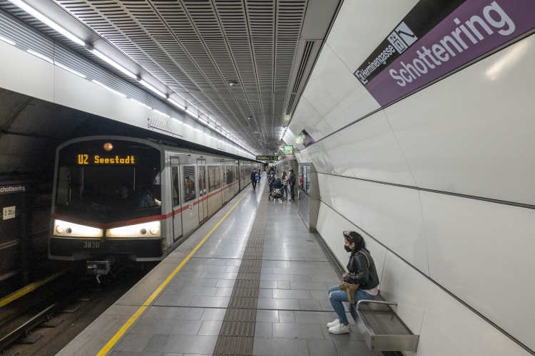 Die Linie U2 in der Station Schottenring in Fahrtrichtung Seestadt