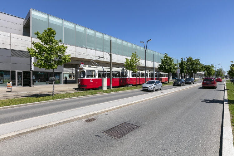 U2 Station Donauspital mit einem Zug der Linie 25