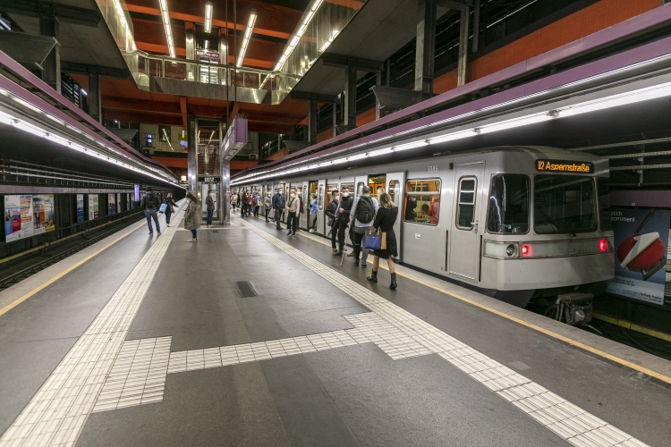 Die Linie U2 in der Station Schottentor Fahrtrichtung Aspernstraße