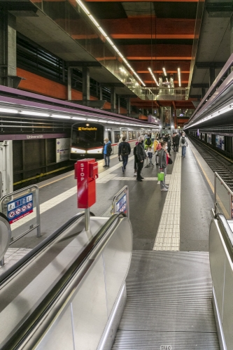 U2-Station Schottentor mit V-Zug - Rolltreppe