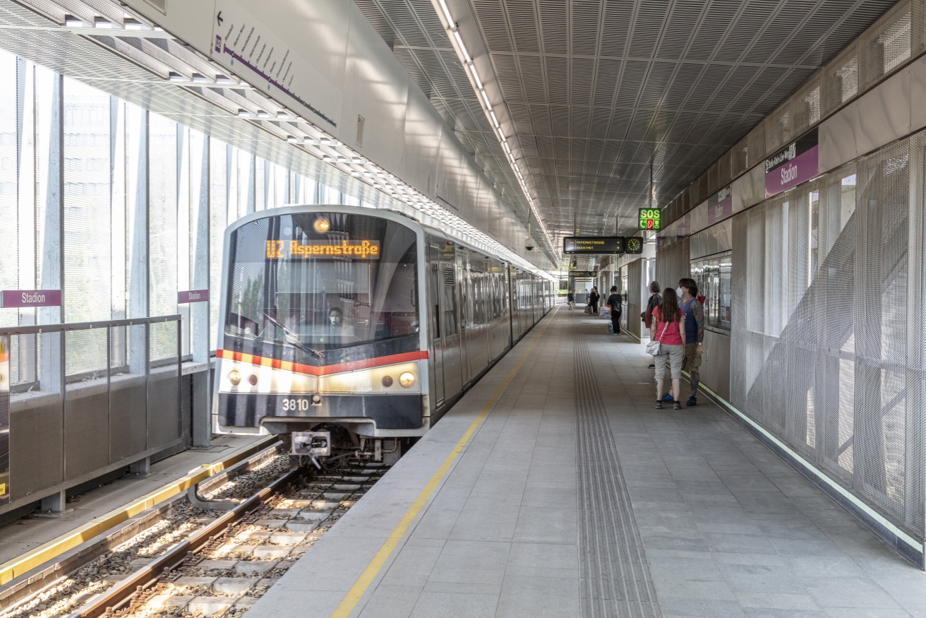 Die Linie U2 in der Station Stadion Fahrtrichtung Aspernstraße