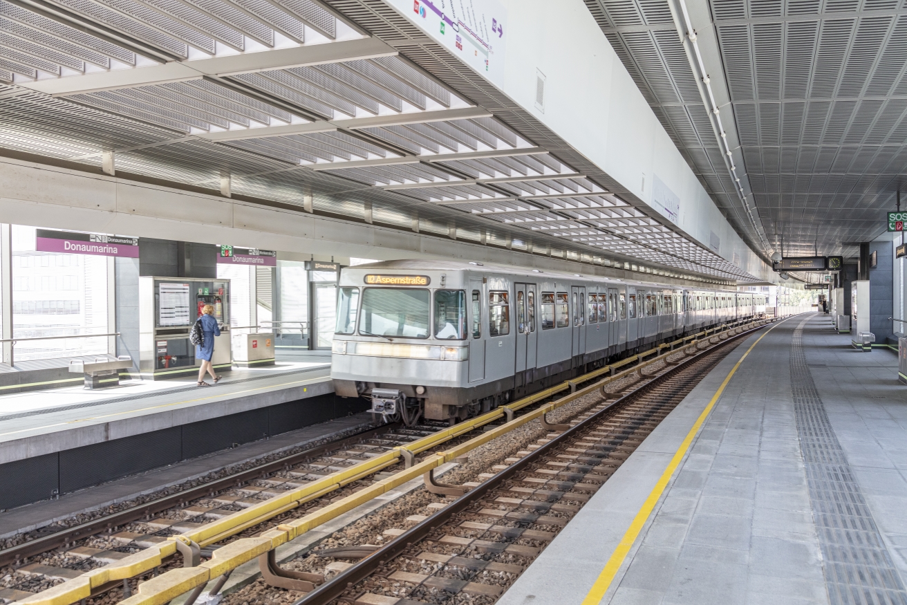 Die Linie U2 in der Station Donaumarina Fahrtrichtung Aspernstraße