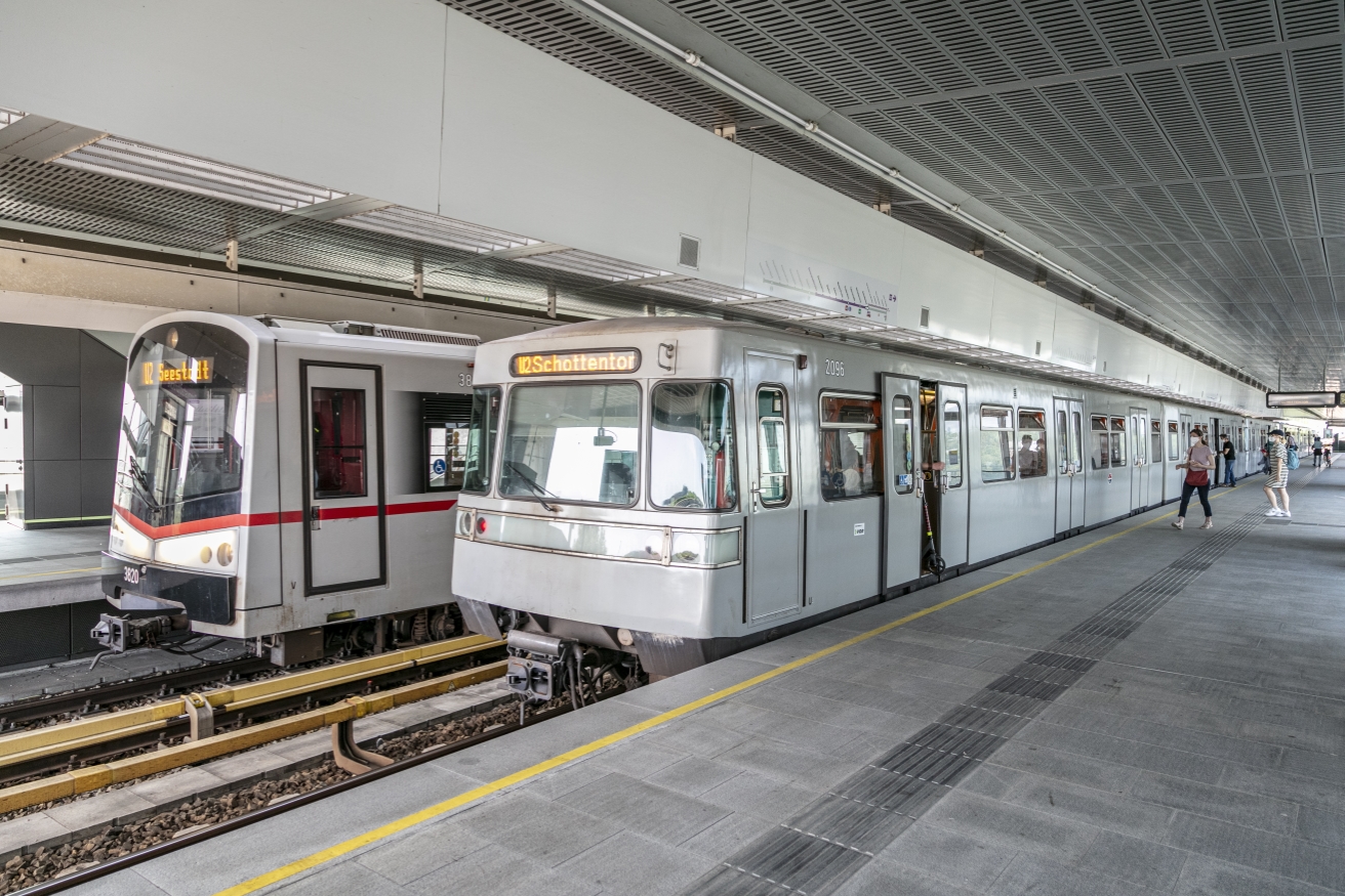 Zwei Züge der Linie U2 in der Station Donaustadtbrücke