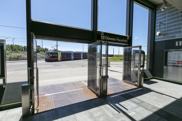 U2 Station Hausfeldstaße mit einem Zug der Linie 26