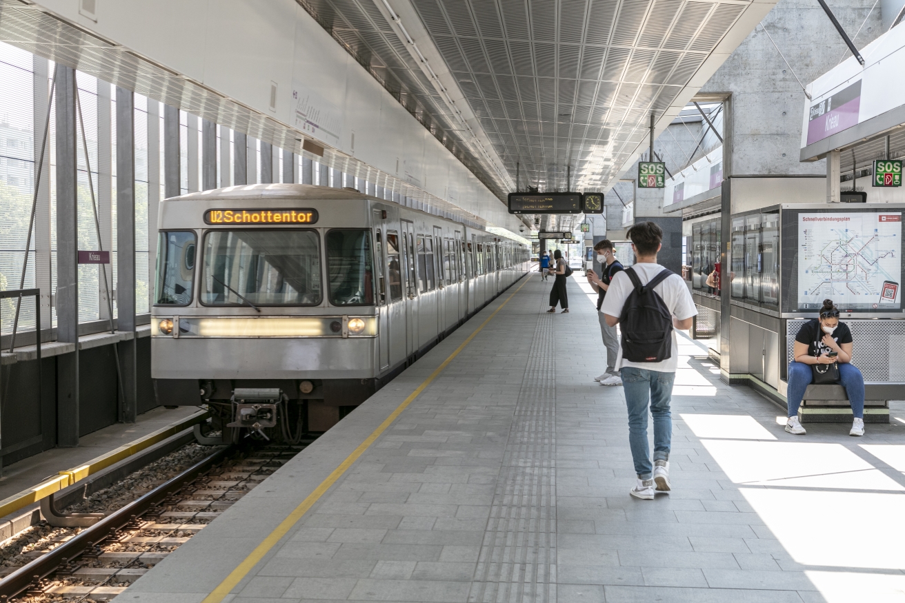 Zug der Linie u2 in der Station Krieau