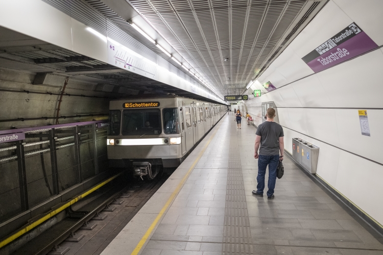 Die Linie U2 in der Station Taborstraße Fahrtrichtung Schottentor