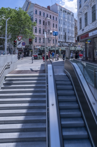 Die U2 Station Taborstaße mit Ausgang und Rolltreppe