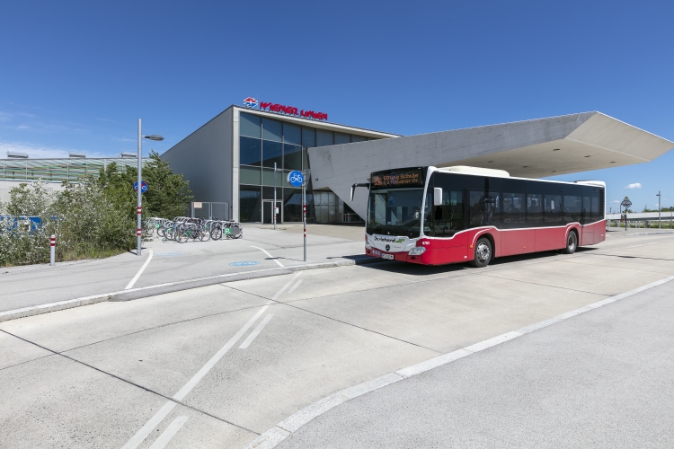 Station der Linie U2 Aspern-Nord mit Bus Linie 99B