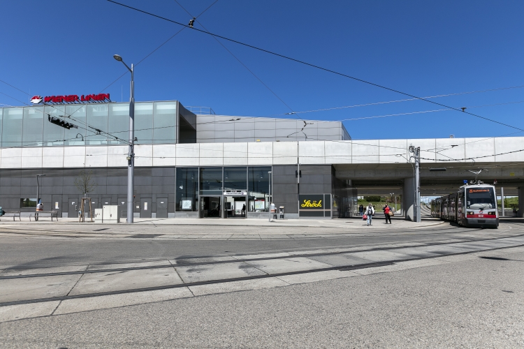 U2 Station Hausfeldstraße mit einem Zug der Linie 26