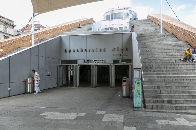 U6 Station Burggasse Stadthalle mit Bücherei Wien