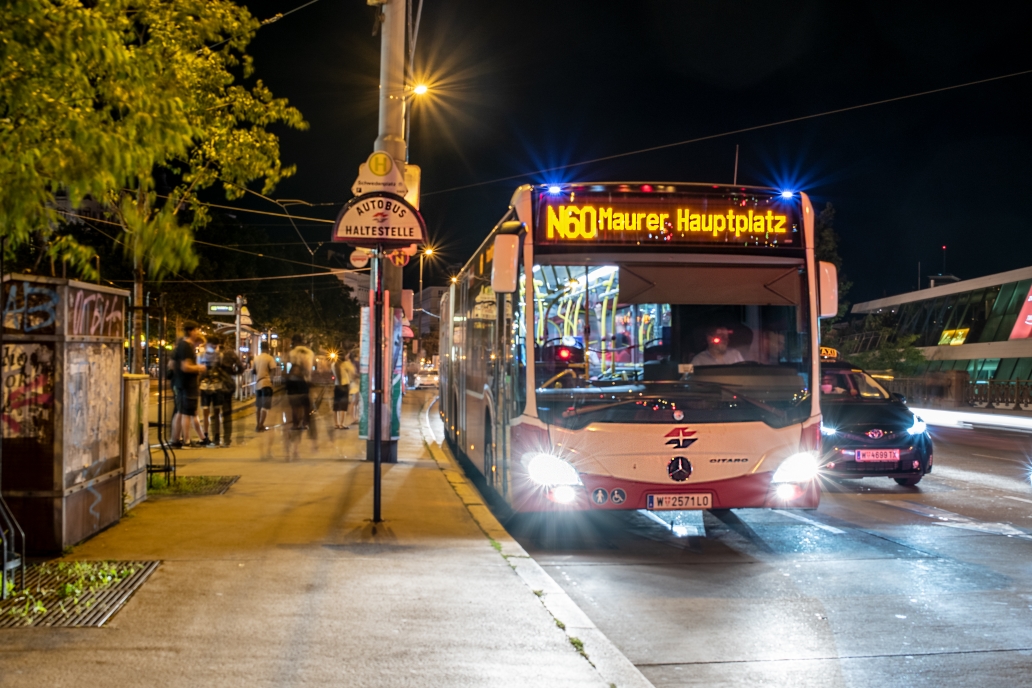 Verkehr im nächtlichen Wien am Schwedenplatz