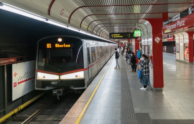 V-Zug in der Station Kagraner Platz