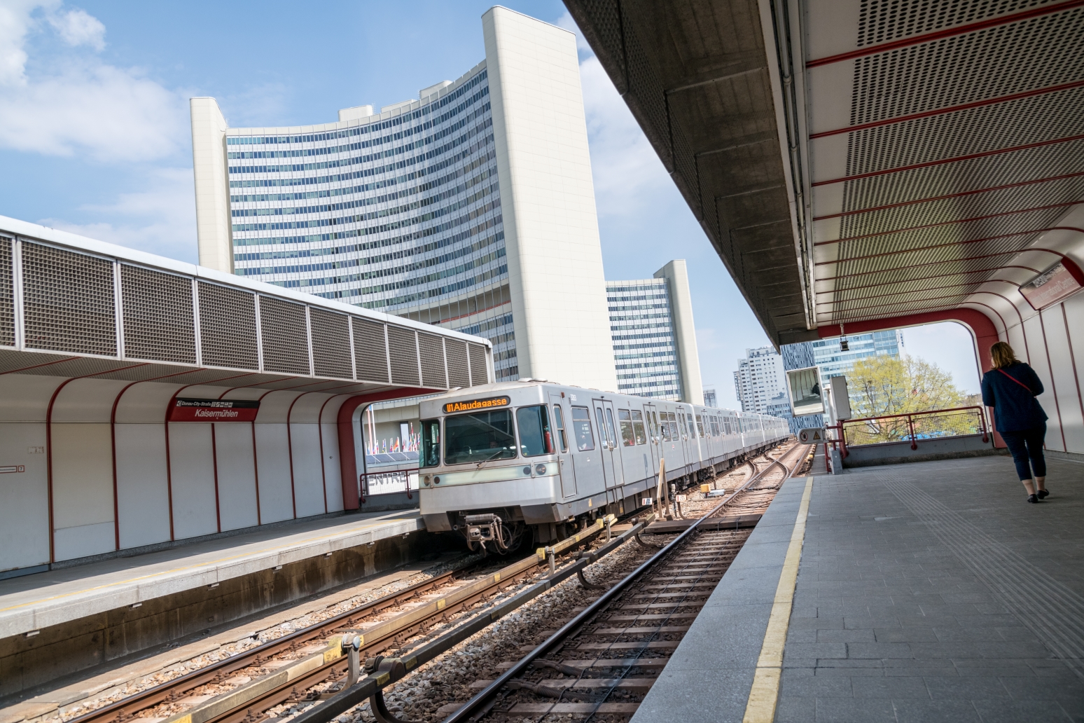 Silberpfeil in der U1-Station Kaisermühlen