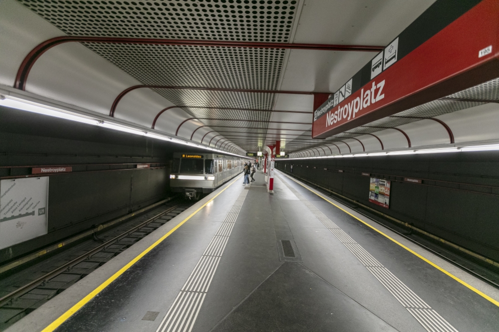 Silberpfeil in der U1-Station Nestroyplatz