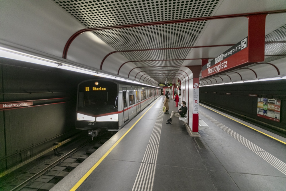 V-Zug in der U1-Station Nestroyplatz