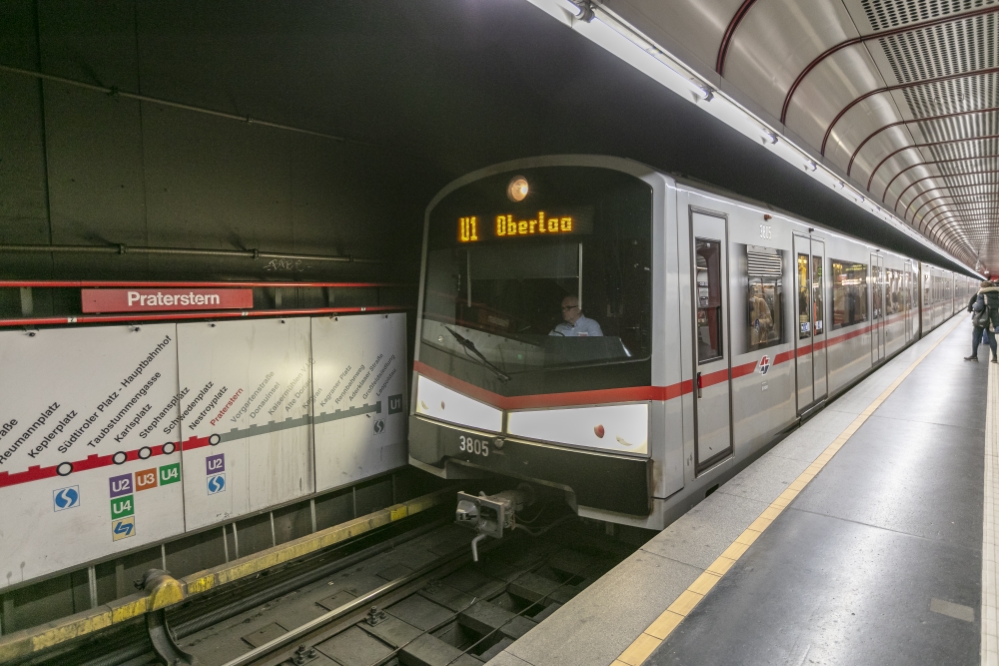 V-Zug in der U1-Station Praterstern