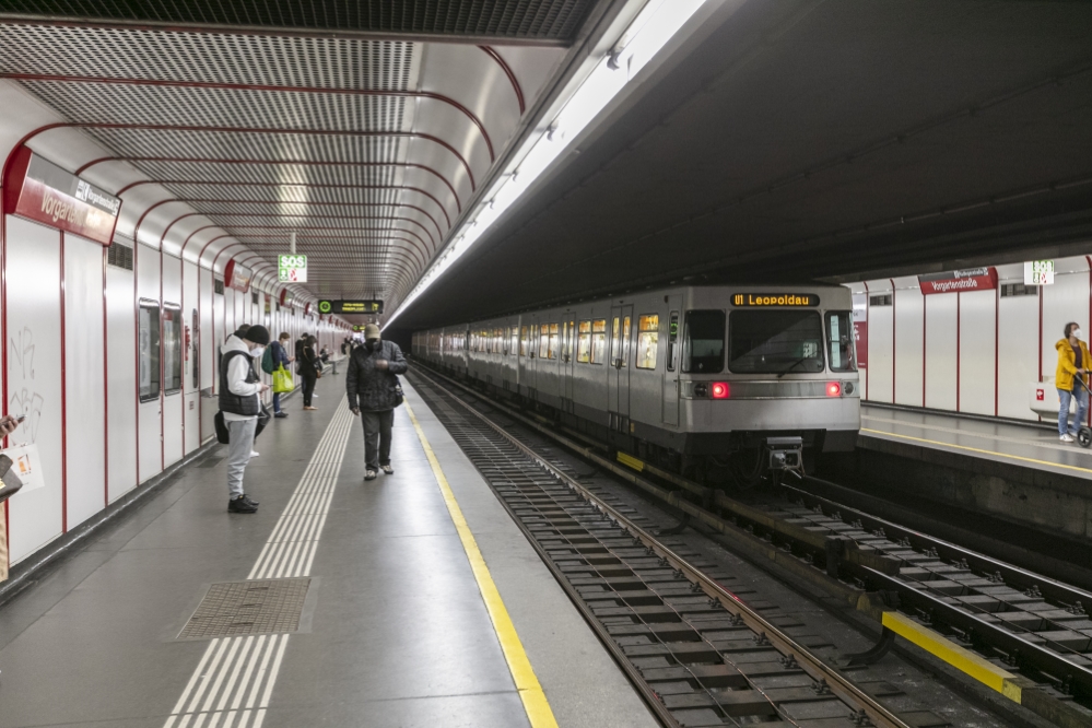 Silberpfeil in der U1-Station Vorgartenstraße