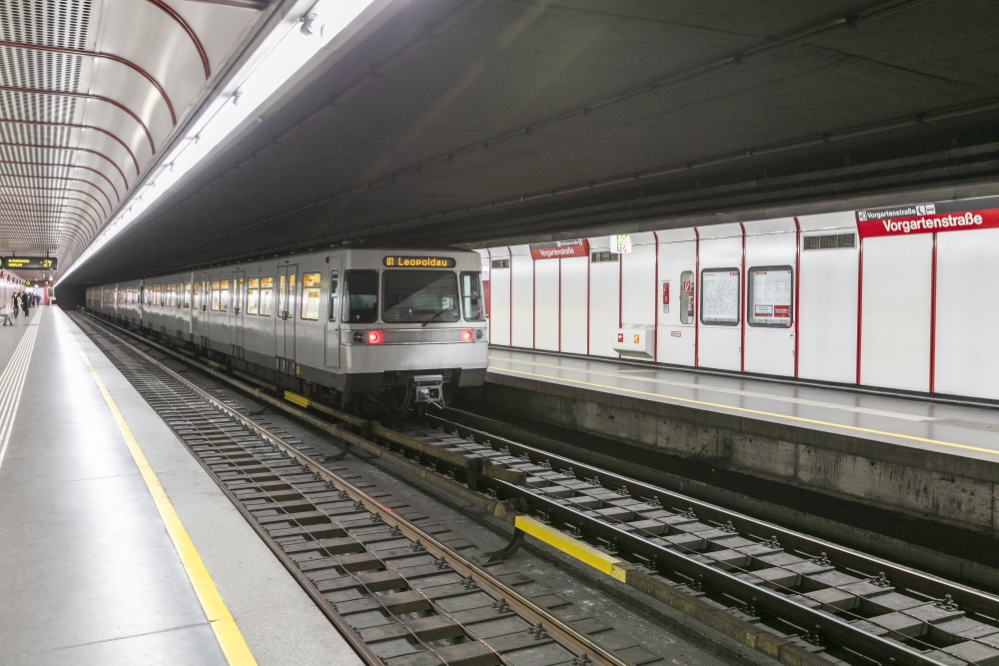 Silberpfeil in der U1-Station Vorgartenstraße