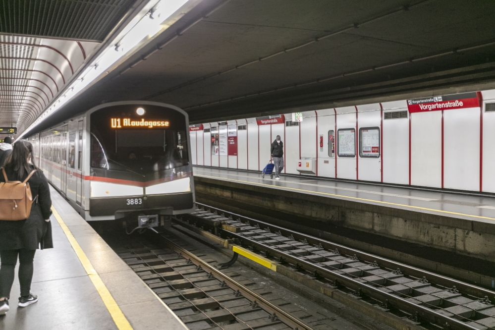 V-Zug in der U1-Station Vorgartenstraße